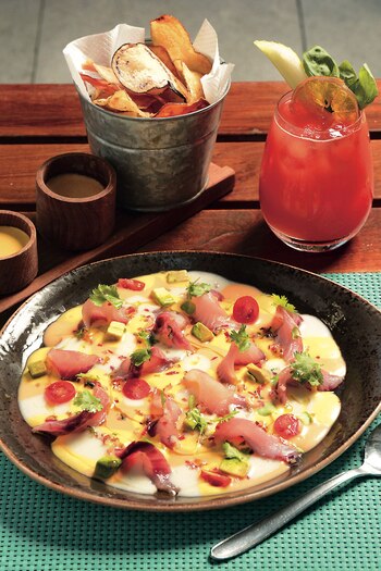 Los tiraditos -pescado crudo, entre