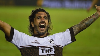 José Vizcarra celebra el gol