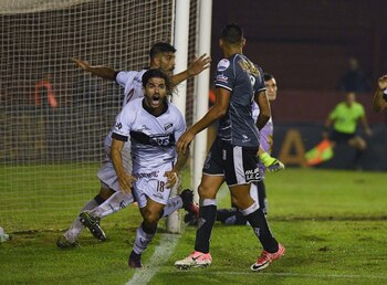 Platense regresó a la B Nacional luego de vencer a Estudiantes de Caseros (Foto: Télam)