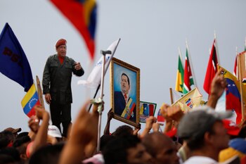 Militantes chavista muestran cuadros de