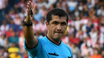 El arbitro Roddy Zambrano fue determinante en el partido entre Junior y Boca (Foto: AFP)