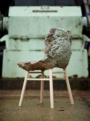 Foaming Wood (espuma de madera) es una investigación de virutas de madera combinadas con una bioresina