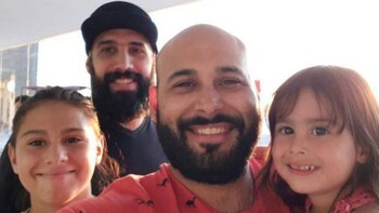 Matías, junto a sus hijas