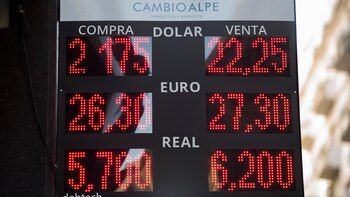 Después de superar algunas pizarras los $23 por dólar, la semana cerró con niveles cercanos a los 22 pesos (Adrián Escandar)