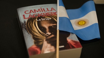 “La bruja” de Camilla Läckberg, editada por Océano (Foto: Julieta Ferrario)