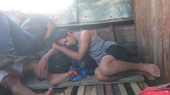 Jugadores del Club Alto Paraguay descansando en condiciones inapropiadas
