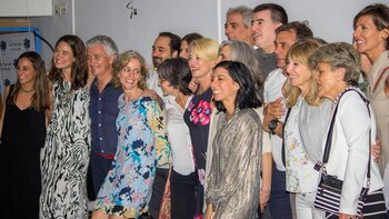 Integrantes de Ashoka festejan los