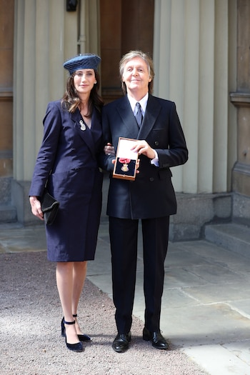 Paul McCartney vistió un elegante traje azul diseñado a medida por su hija, Stella McCartney (Reuters)
