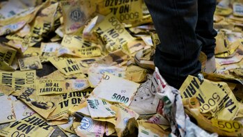 Los manifestantes llevaron billetes de