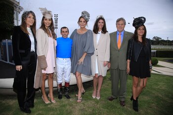 Las ganadoras con el jockey