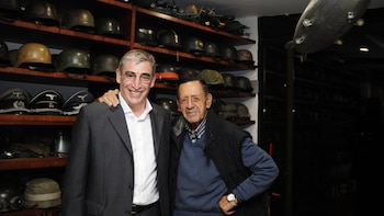 El escritor Abel Basti y el general retirado de la Fuerza Aérea Colombianas, Belarmino Pinilla, testigo del submarino nazi hundido en La Guajira (Foto Liliana Toro)