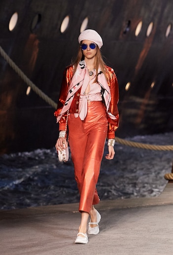 Camisas rayadas, tonos metalizados, pañuelos