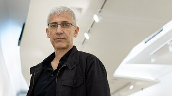 El autor resalta la importancia