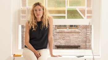 A través de su práctica, Marjan van Aubel se esfuerza por redefinir nuestra relación actual con la tecnología solar y acelerar su transición a la ubicuidad