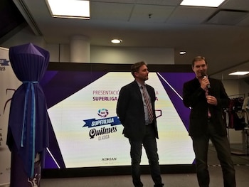 El presidente y Ceo de la Superliga, Mariano Elizondo, junto con el orfebre Adrián Pallarols en la presentación del trofeo