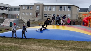 Niños juegan en escuela de Blunduós