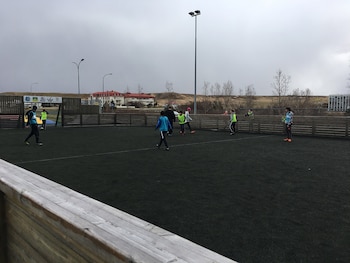 Es habitual ver jóvenes jugando al fútbol en estas pequeñas canchas rodeadas de un cerco de madera