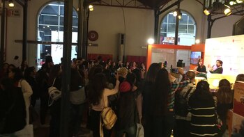 Un público desbordante mira la