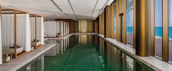 Pileta indoor con vistas al