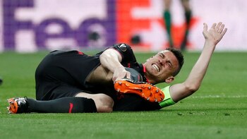 Laurent Koscielny sufrió una dura lesión en su partido para el Arsenal y se perderá el Mundial de Rusia (Crédito: REUTERS)
