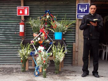 El vicario ofrece la bendición