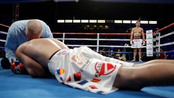 Golovkin observa su contrincante que ya está vencido. (AP)