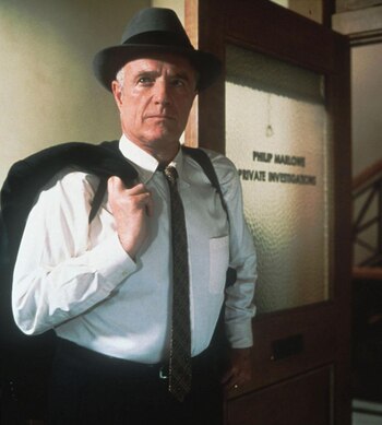 James Caan como Philip Marlowe