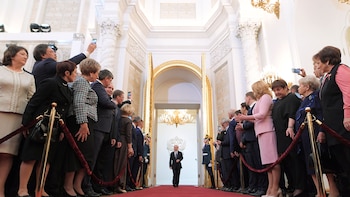 Los invitados asisten a una