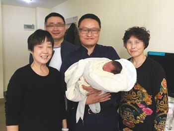 Los cuatro abuelos posando junto al nieto recién nacido (Cortesía)