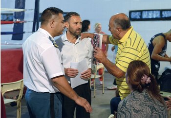 Luis Valor habla con el