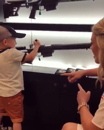 Kendall Jones entrevista a un