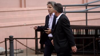 Luis Caputo llegando a la