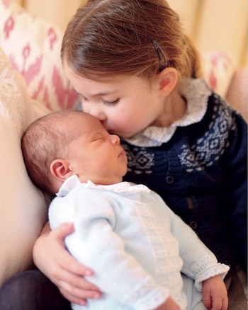 La princesa Charlotte besa a