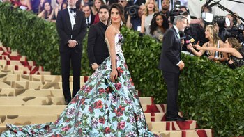 Amal Clooney con un diseño