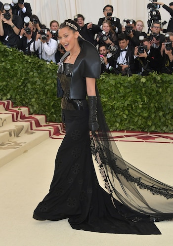 Bella Hadid por Chrome Hearts