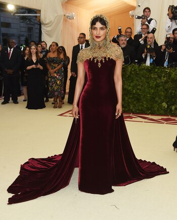 Priyanka Chopra con un espectacular vestido de terciopelo y velo en piedras de Ralph Lauren