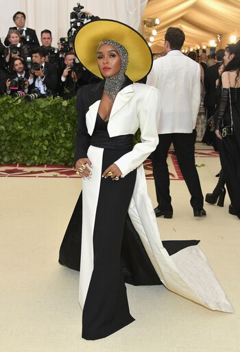 Janelle Monae, la artista no pasó desapercibida con su vestuario combinado un diseño de Marc Jacobs