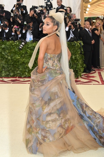 Ariana Grande y la versión de Vera Wang de los frescos de Capilla Sixtina