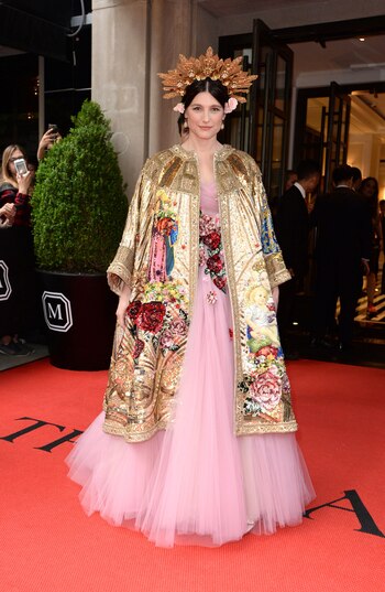 Tabitha Simmons con un vestuario recargado, corona barroca, saco bordado y vestido de tul rosa