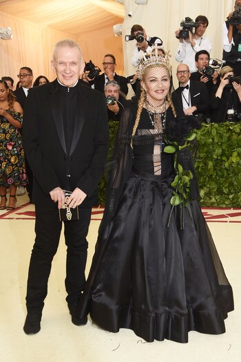 Jean Paul Gaultier y Madonna, la duplá que sabe captar la atención emulando el universo católico