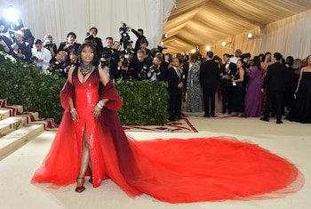 Nicki Minaj sorprende en cada edición, esta vez una obra del gran Oscar de la Renta. Los complementos como velo y la capa de 5 metros, fueron los complementos que le otorgaron espectularidad