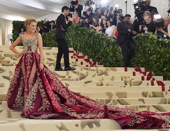 Blake Lively fiel al espirítu de la gala con guiños medievales, con un total look de pies a cabeza de Versace