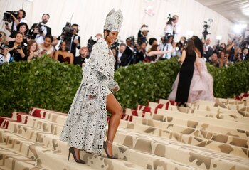 Rihanna emulando un traje papal, con mitra incluida.
