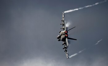 Un Super Hornet F/A-18E maniobra