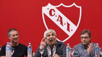 Hugo Moyano realizó una conferencia en compañía del entrenador Ariel Holan (@Independiente)