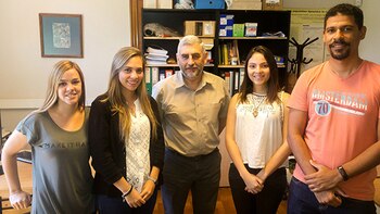 El doctor Enrique Puliafito (centro),