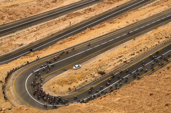 El pelotón cerca de Mitzpe Ramon.