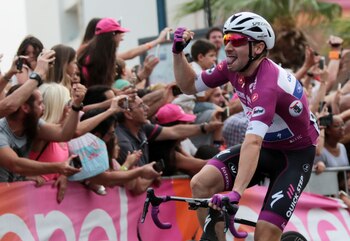 Elia Viviani, del equipo Quick-Step celebra