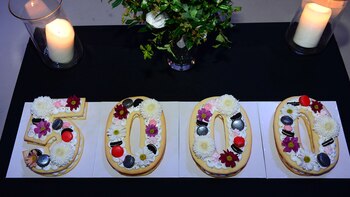 Flores, macarones y bombones decoran