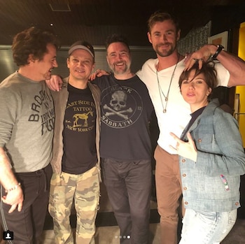 Robert Downey Jr., Jeremy Renner, Chris Hemsworth y Scarlett Johansson junto al artista tatuador